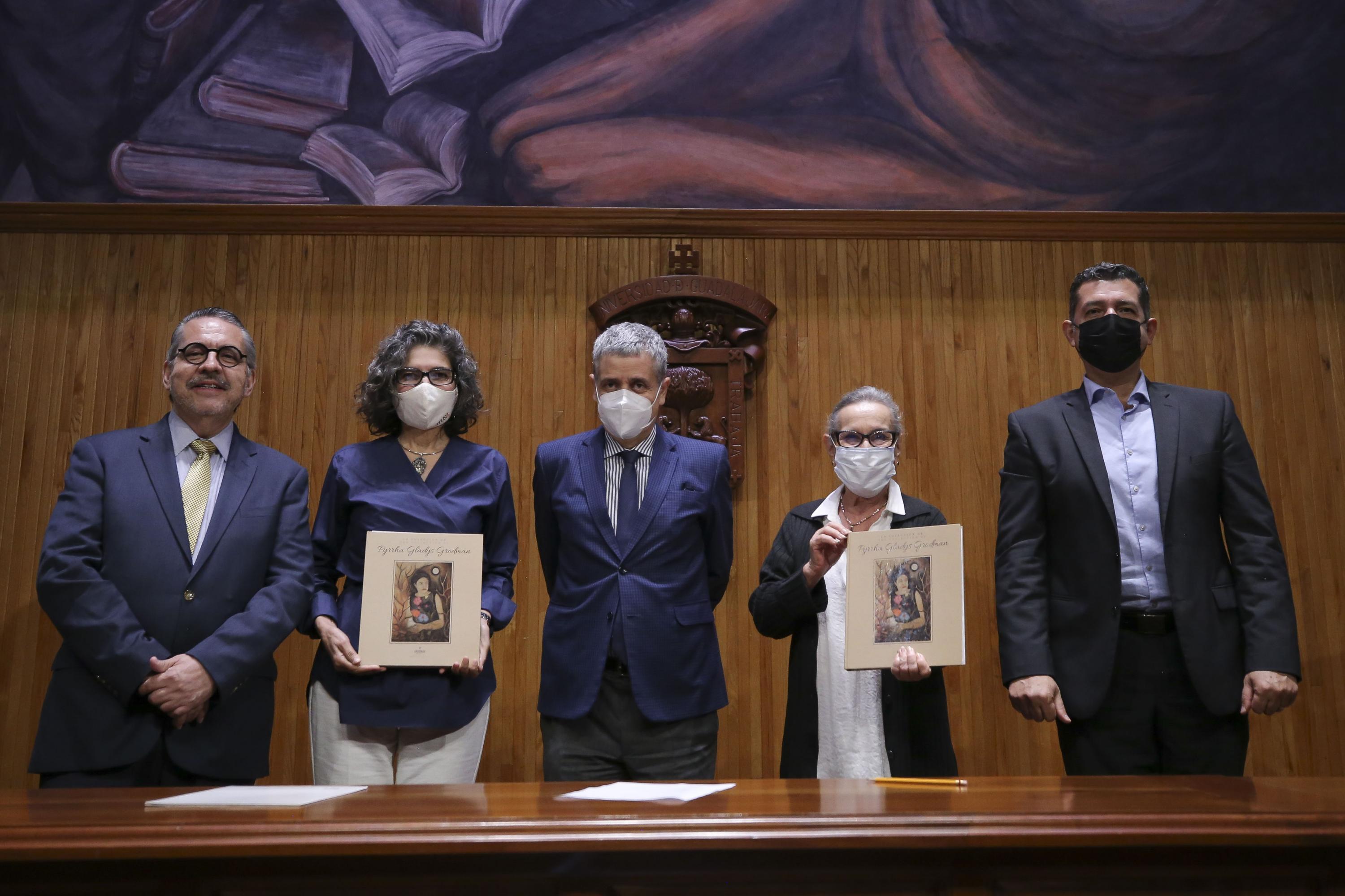 Presentan catálogo de colección Pyrrha Gladys Grodman en Paraninfo UdeG Presentan catálogo de colección Pyrrha Gladys Grodman en Paraninfo UdeG